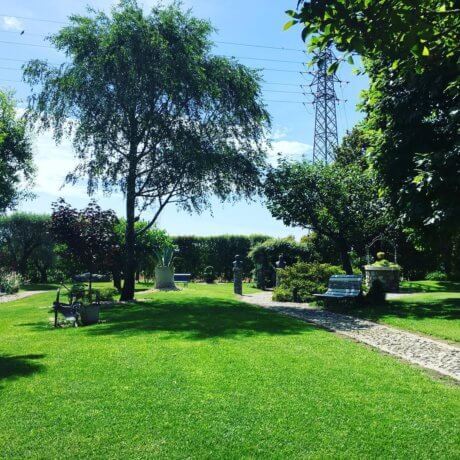 Vista del parco del Ristorante Gelateria All'Angelo Da Lalo a Volpago del Montello, in provincia di Treviso.