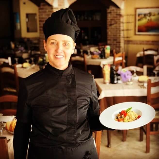 Emanuela Girotto regge un primo piatto di pasta fresca nella sala del Ristorante All'Angelo "Da Lalo".