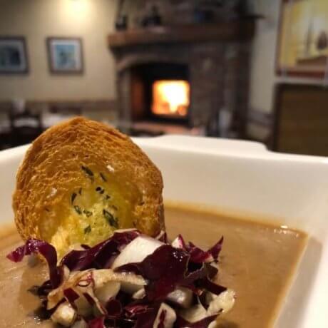 Pasta e fagioli con crostino di pane e radicchio.