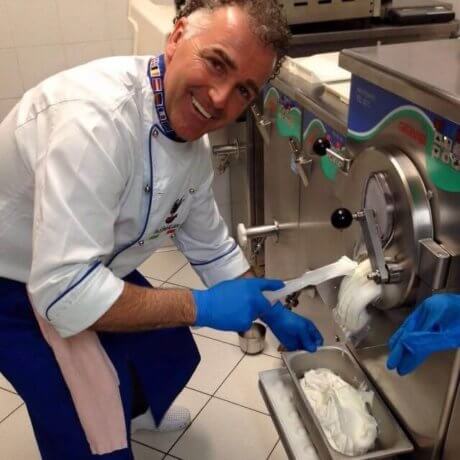 Valerio Girotto durante una delle fasi di produzione del gelato.