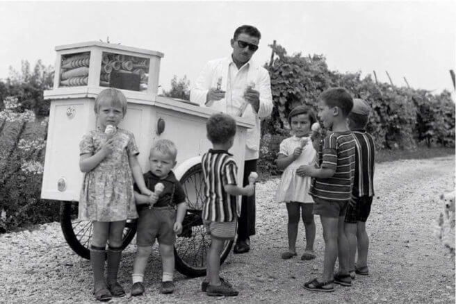 Foto storica che raffigura Orlando "Lalo" Girotto e i figli Roberta, Franco, Marco, Valerio, Caterina ed Emanuela.